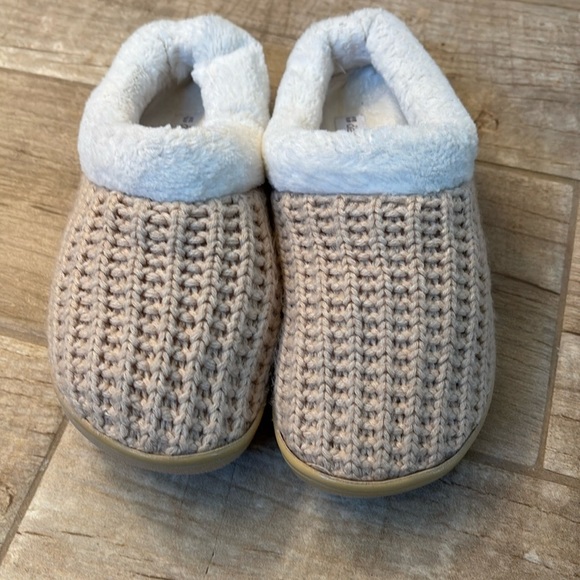 Dearfoams Tan Knit Slippers- small US 5-6 - Picture 1 of 4